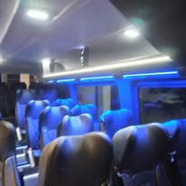 Interior iluminado de la unidad de turismo