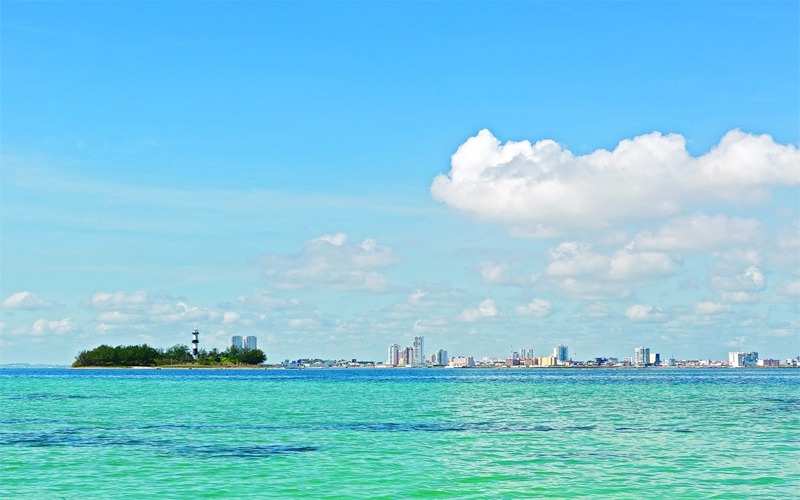 Paisaje de mar y cielo azul en Veracruz
